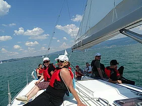 Segler auf einem Segelboot auf dem Bodensee