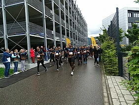 Mehre Läufer laufen auf der Straße