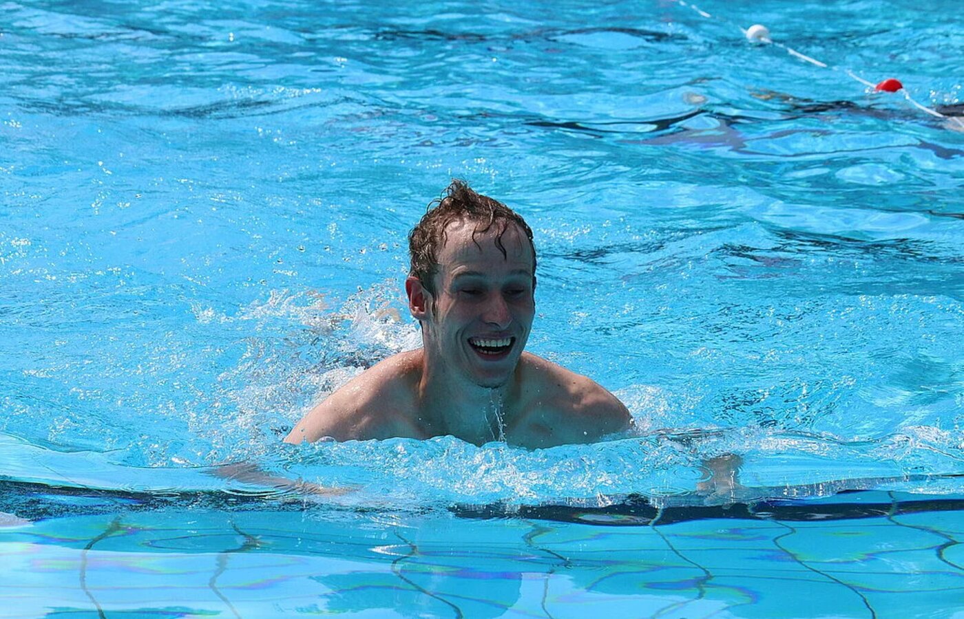 Ein Mann schwimmt in einem Schwimmbecken