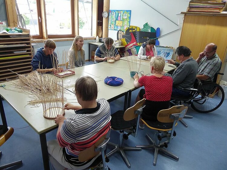 Gemeinsames Flechten im Rahmen der begleitenden Angebote der Lebenshilfe Lindau