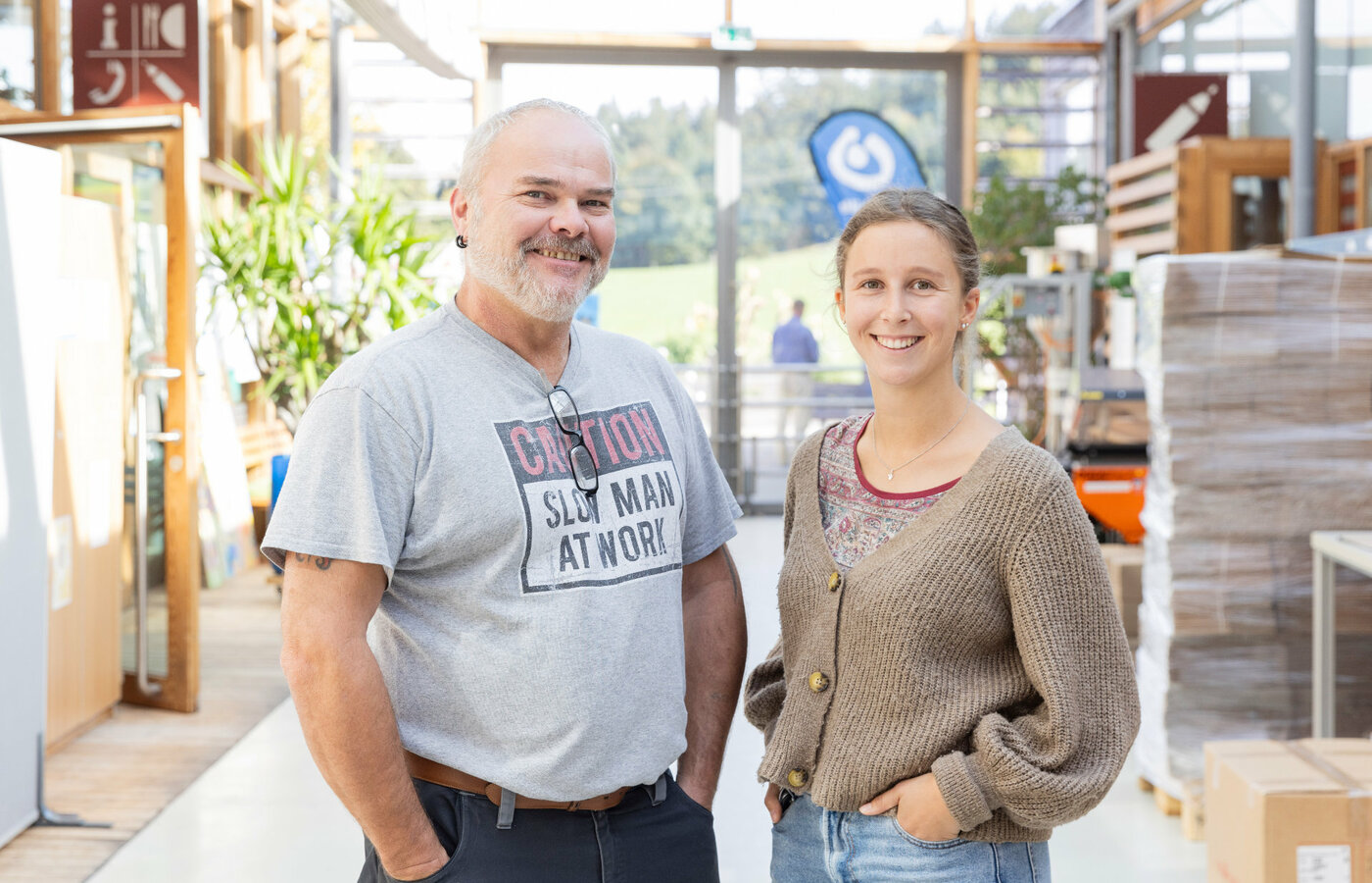 Ein Mann und eine Frau im Arbeitsbereich Montage & Verpackung der Lebenshilfe Lindau