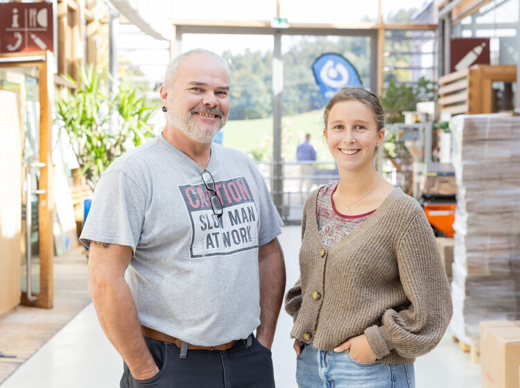 Ein Mann und eine Frau im Arbeitsbereich Montage & Verpackung der Lebenshilfe Lindau