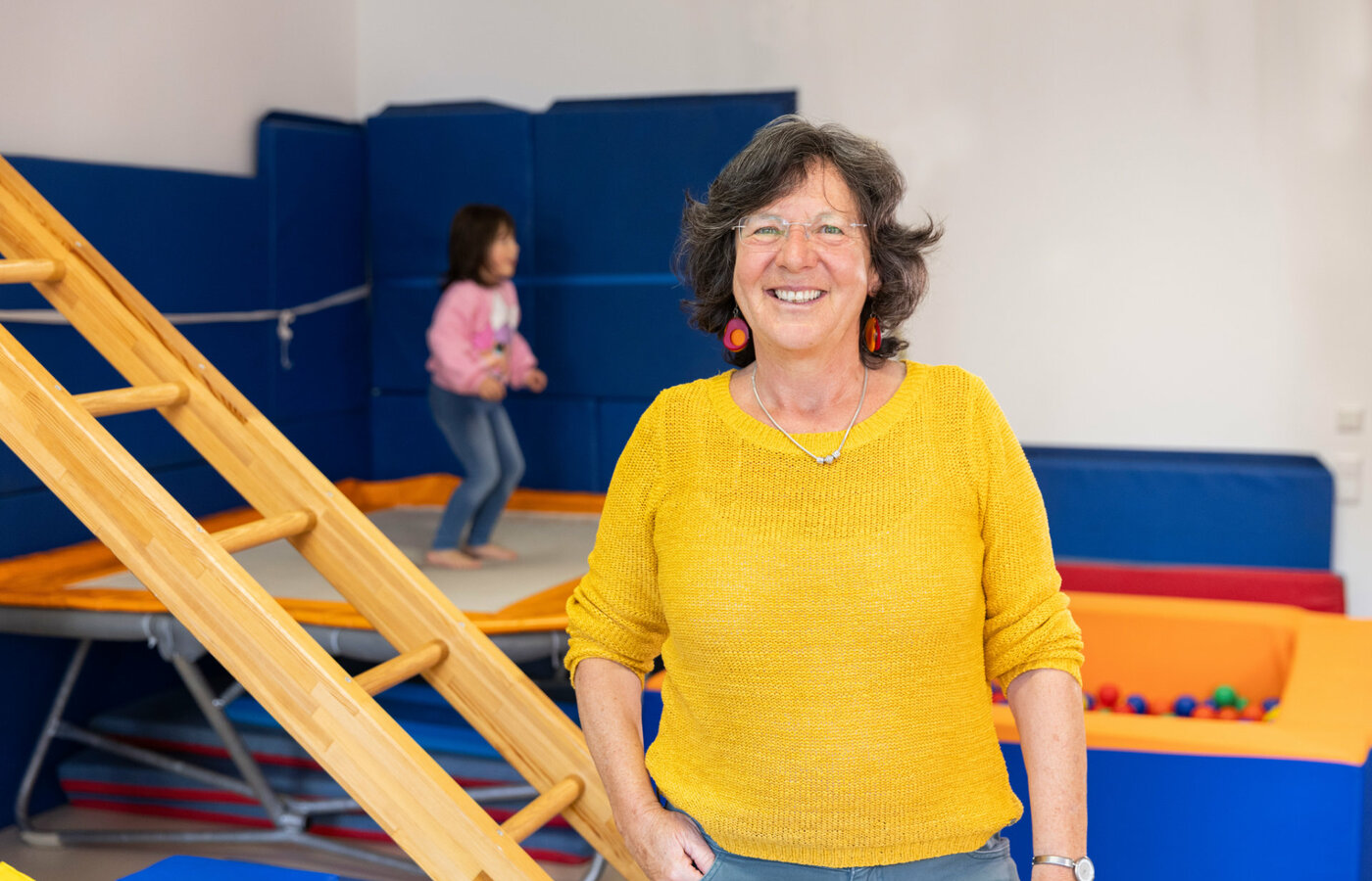 Eine Frau steht vor einem Indoor Spielplatz