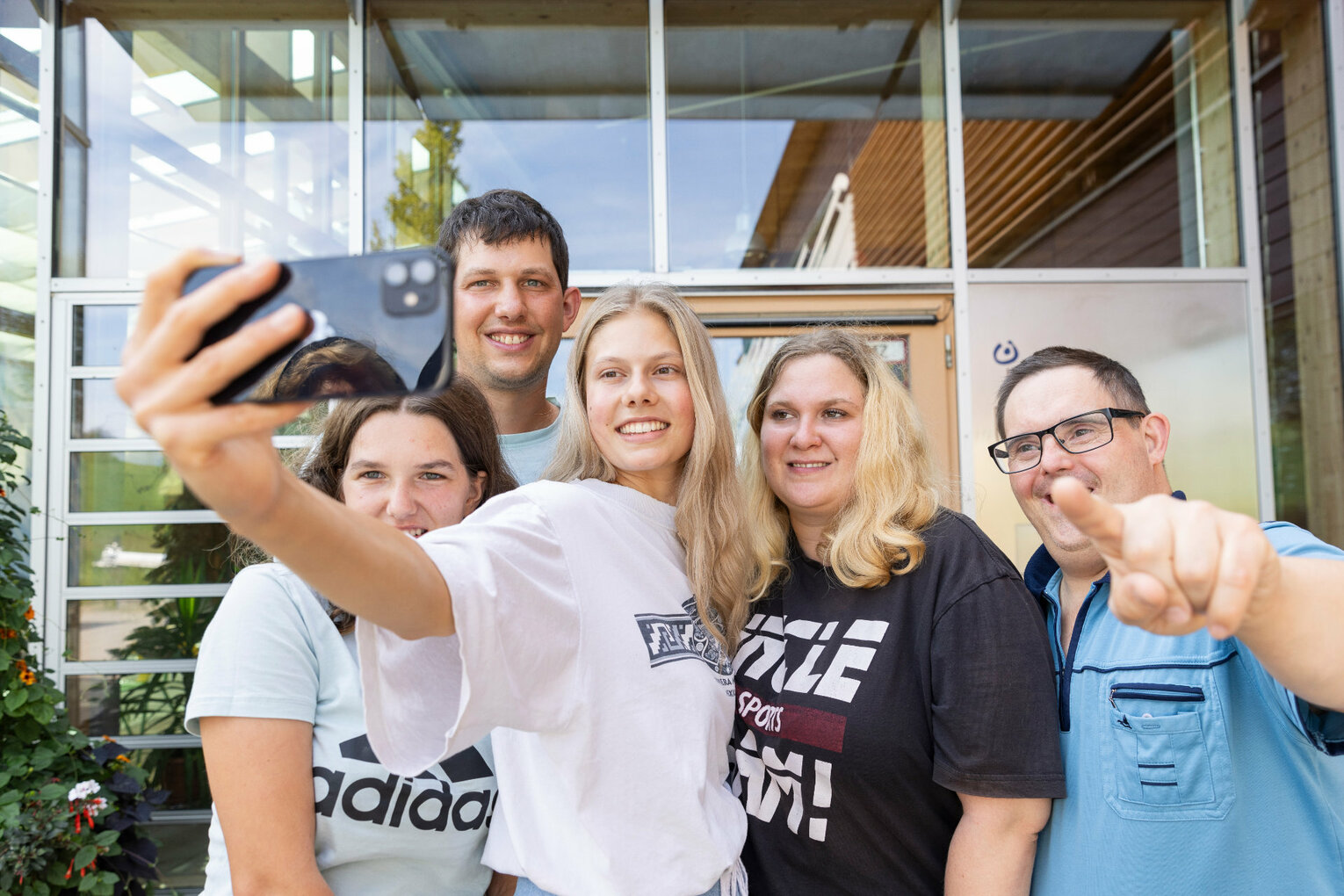 Eine Personengruppe macht einen Selfie