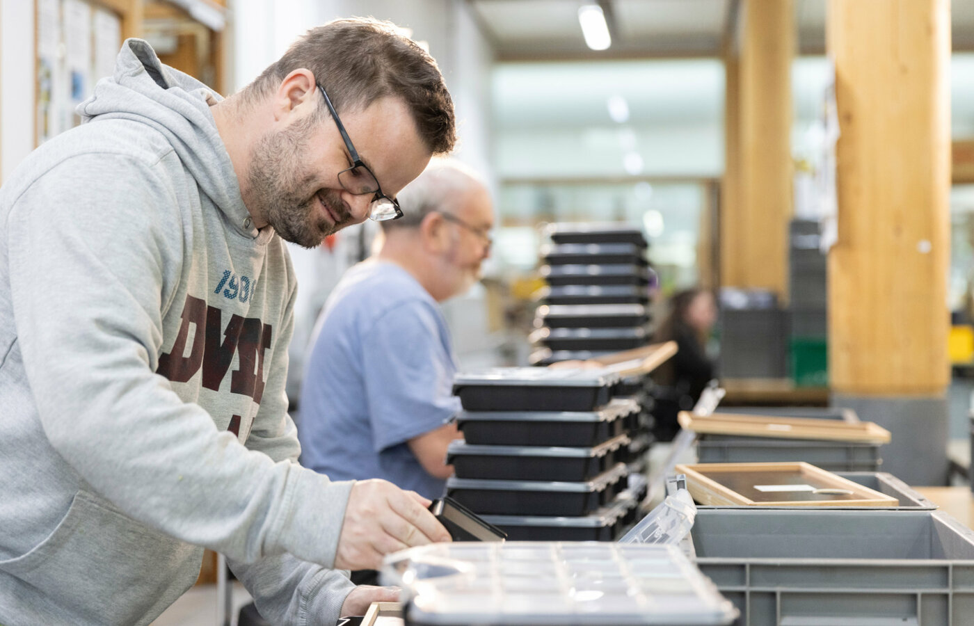 Ein Mann führt Verpackungsarbeiten durch