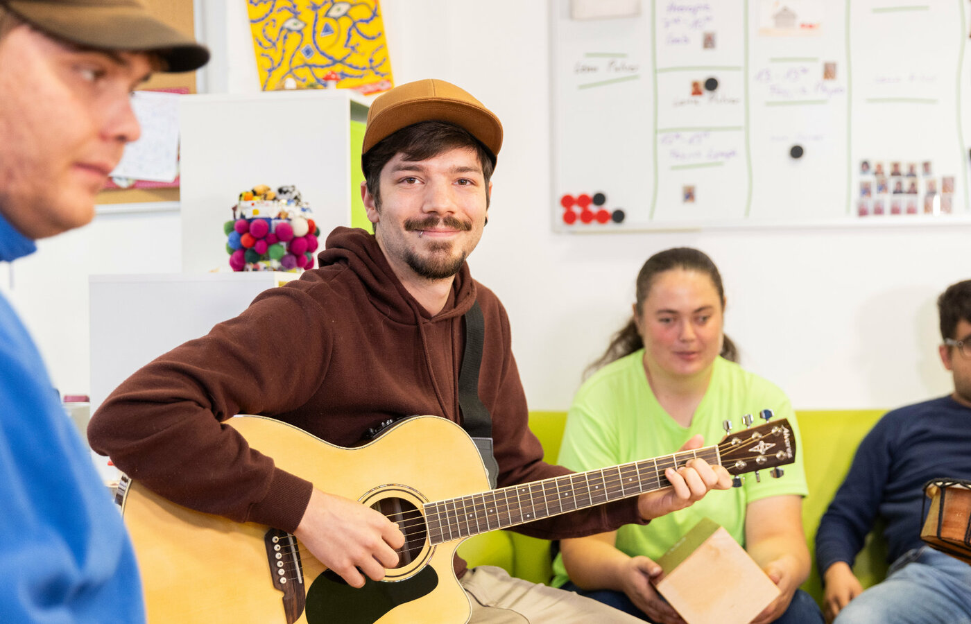 Ein jungen Mann spielt Gitarre