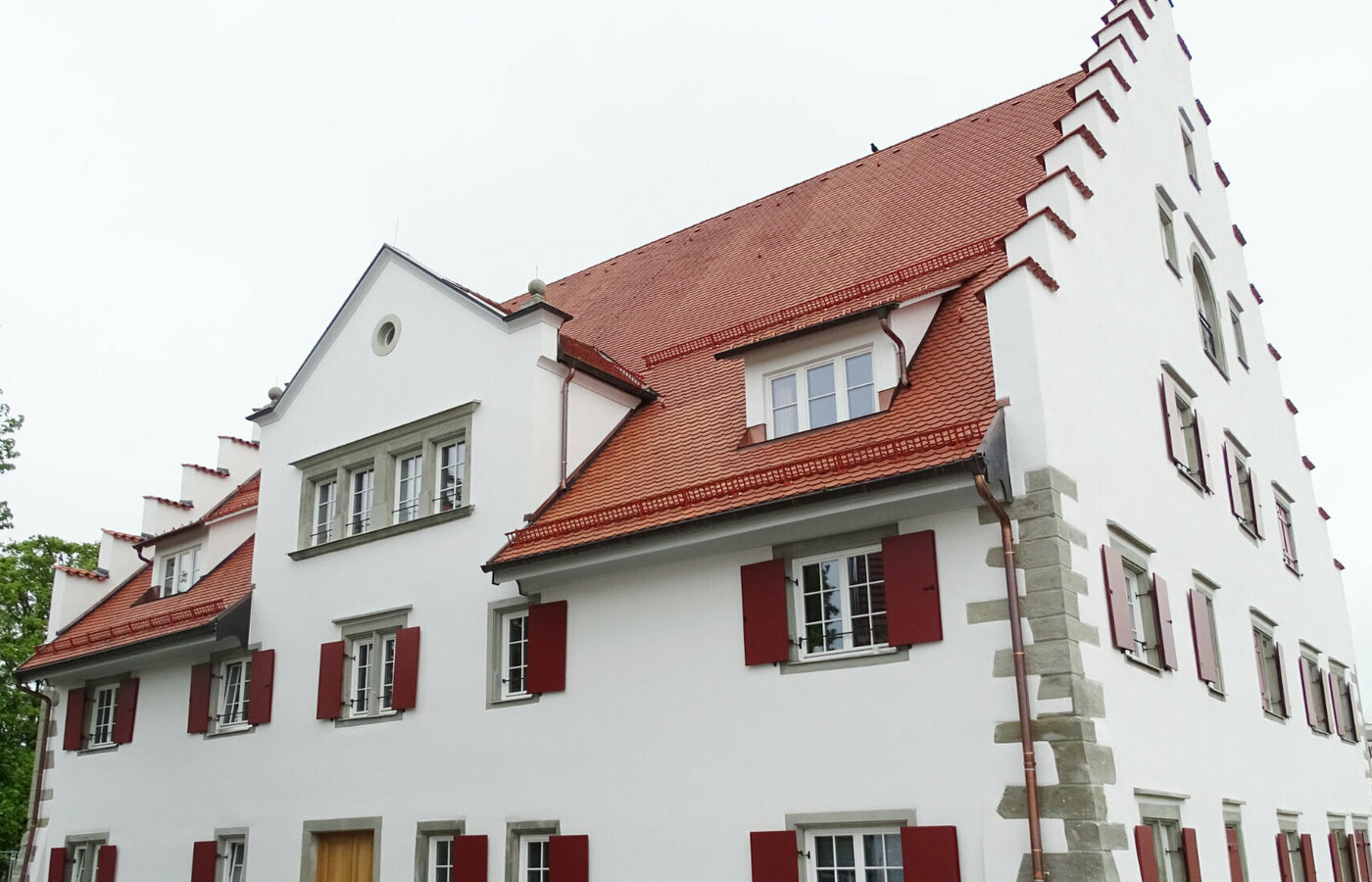 Seitenansicht des Rainhauses mit Eingangsbereich