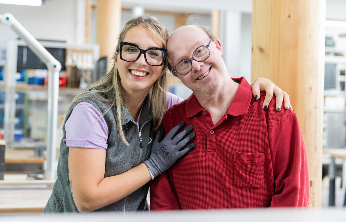 Eine Frau legt einen Arm um einen Mann