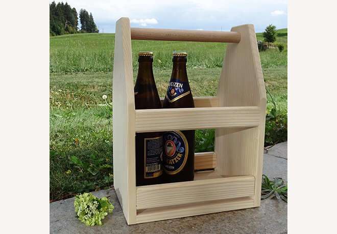 Ein Biertragel aus Holz mit Flaschen