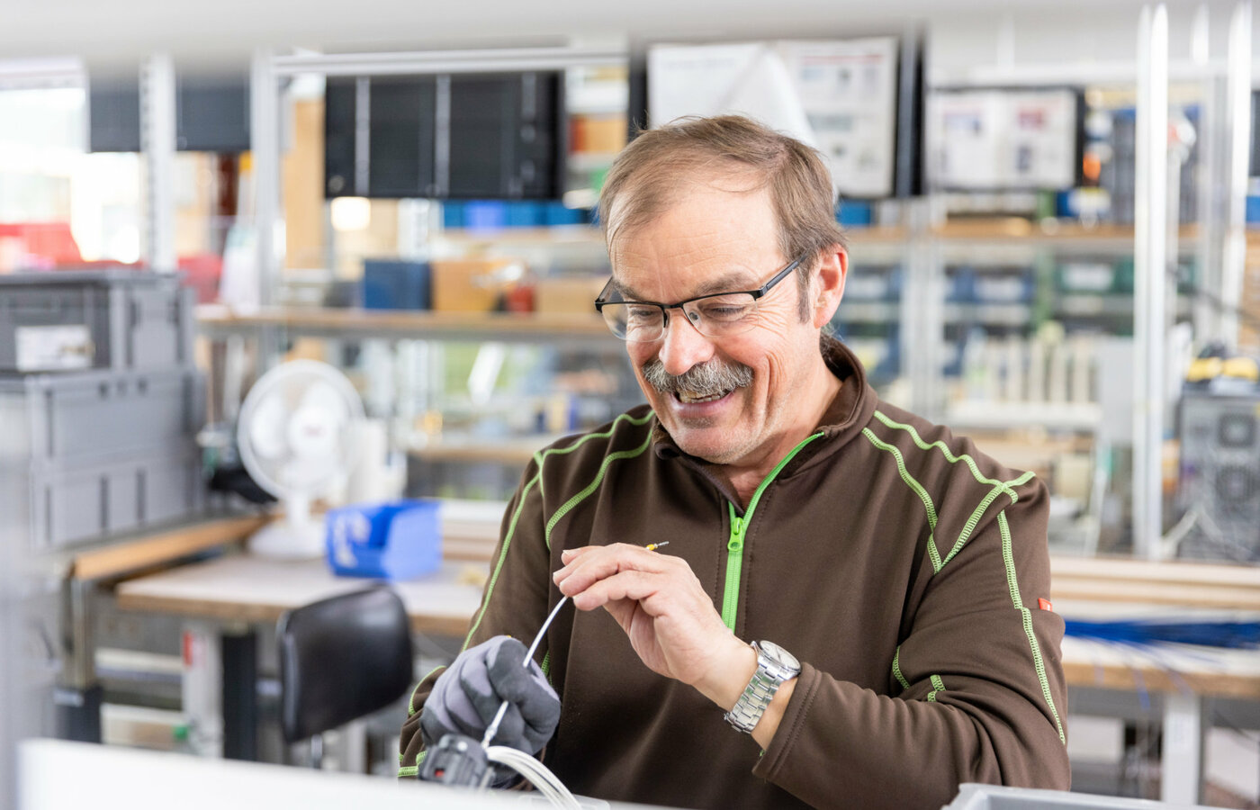 Ein Mann mit Brille isoliert ein Kabel ab