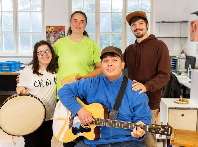 Mehrere Personen machen zusammen Musik