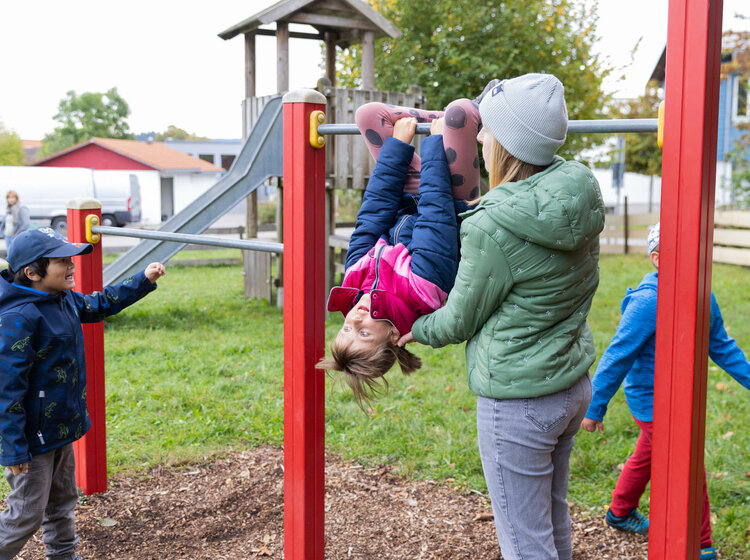 Kinder spielen auf einem Klettergerüst