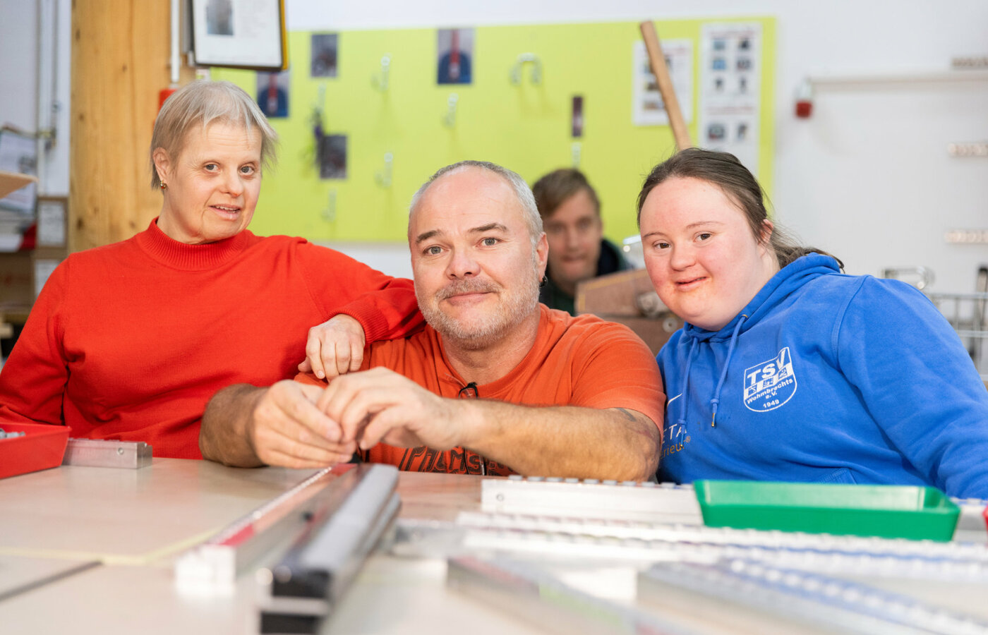 Mitarbeiter des Bereichs Montage & Verpackung der Lebenshilfe Lindau