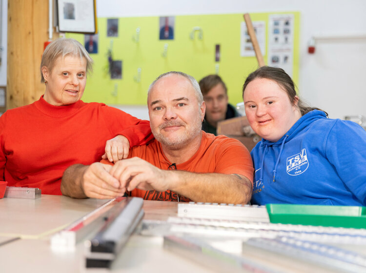 Mitarbeiter des Bereichs Montage & Verpackung der Lebenshilfe Lindau