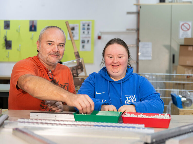 Ein Mann und eine Frau arbeiten gemeinsam an einem Arbeitsplatz