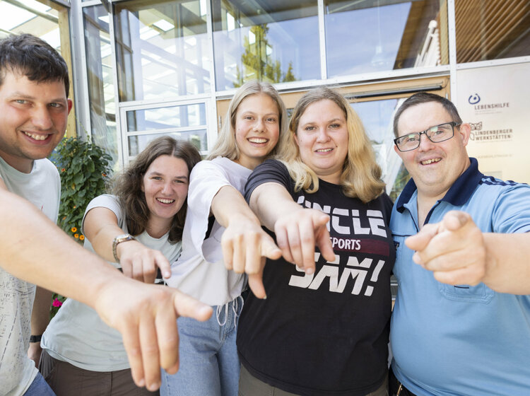 Mehrere Personen zeigen mit dem Zeigefinger in die Kamera