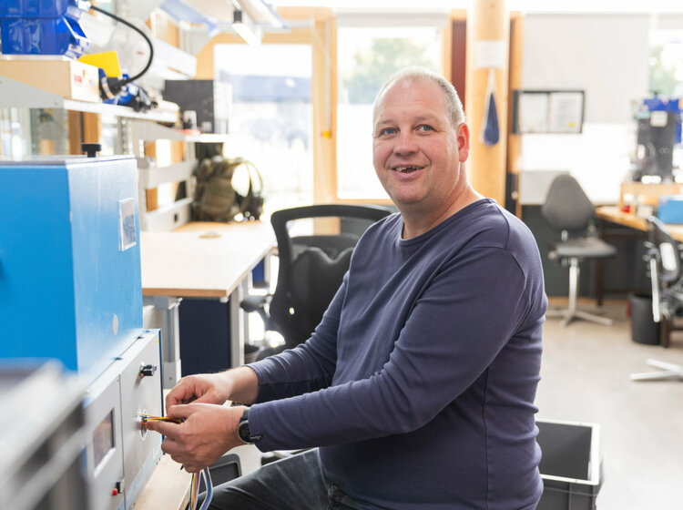 Ein Mann führt die elektrische Endkontrolle von Kabeln durch