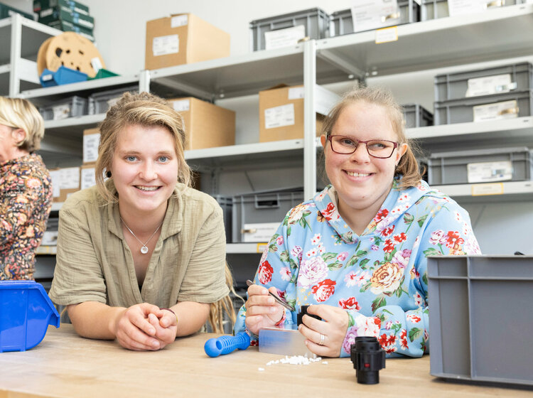 Werkstatt Zwei Frauen vor einem Regal in einer Werkstatt