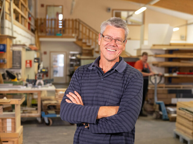 Schreinerei Ein Mann steht in einer Schreinerei