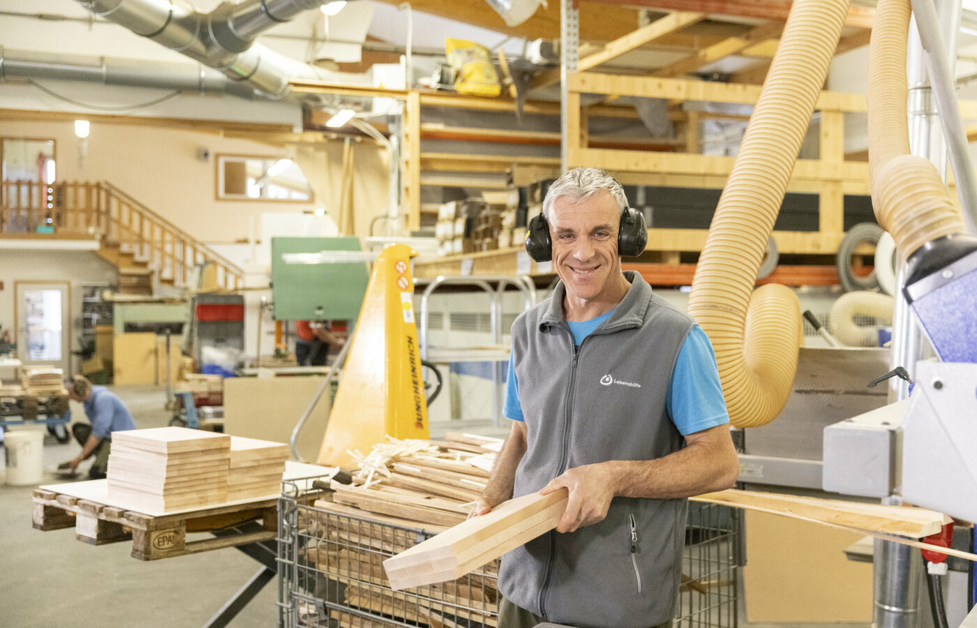 Ein Mitarbeiter der Schreinerei der Lebenshilfe Lindau