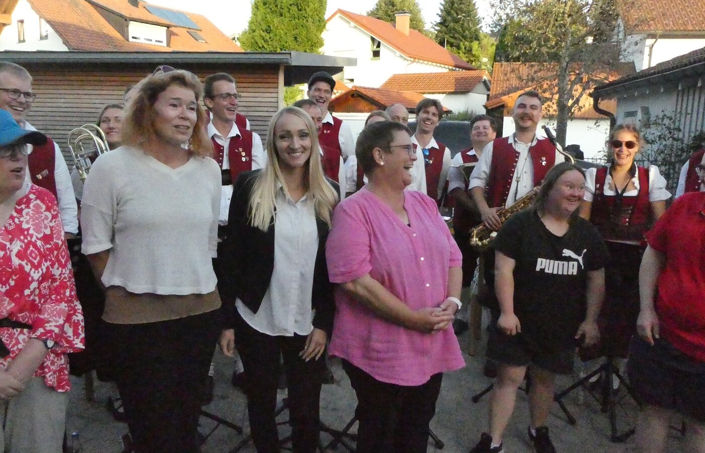 Heimbewohner des Lindenberger Wohnheim 1 hören gemeinsam einer Kapelle zu