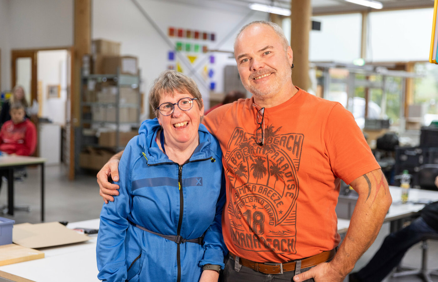 Ein Mann und eine Frau stehen in einer Werkstatt