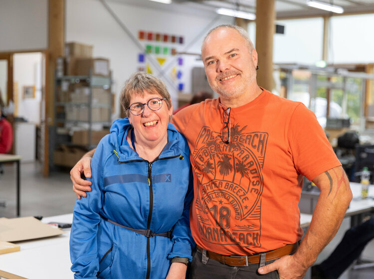 Ein Mann und eine Frau stehen in einer Werkstatt