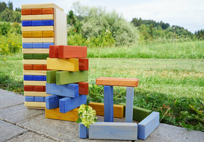 Ein bunter Bauklotzturm aus Holz