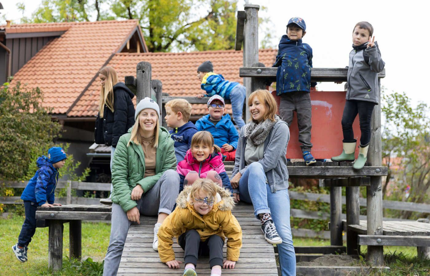 Zwei Frauen und mehrere Kinder auf einem Spielplatz