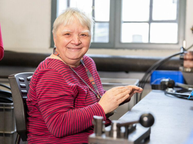 Eine Mitarbeiterin der Lindenberger Werkstätten