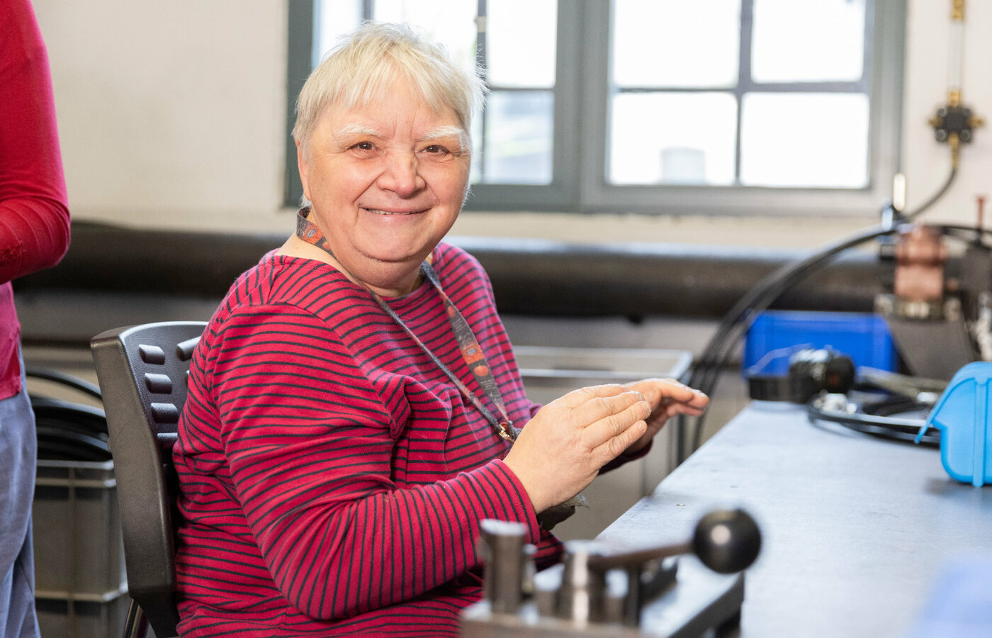 Eine Mitarbeiterin der Lindenberger Werkstätten