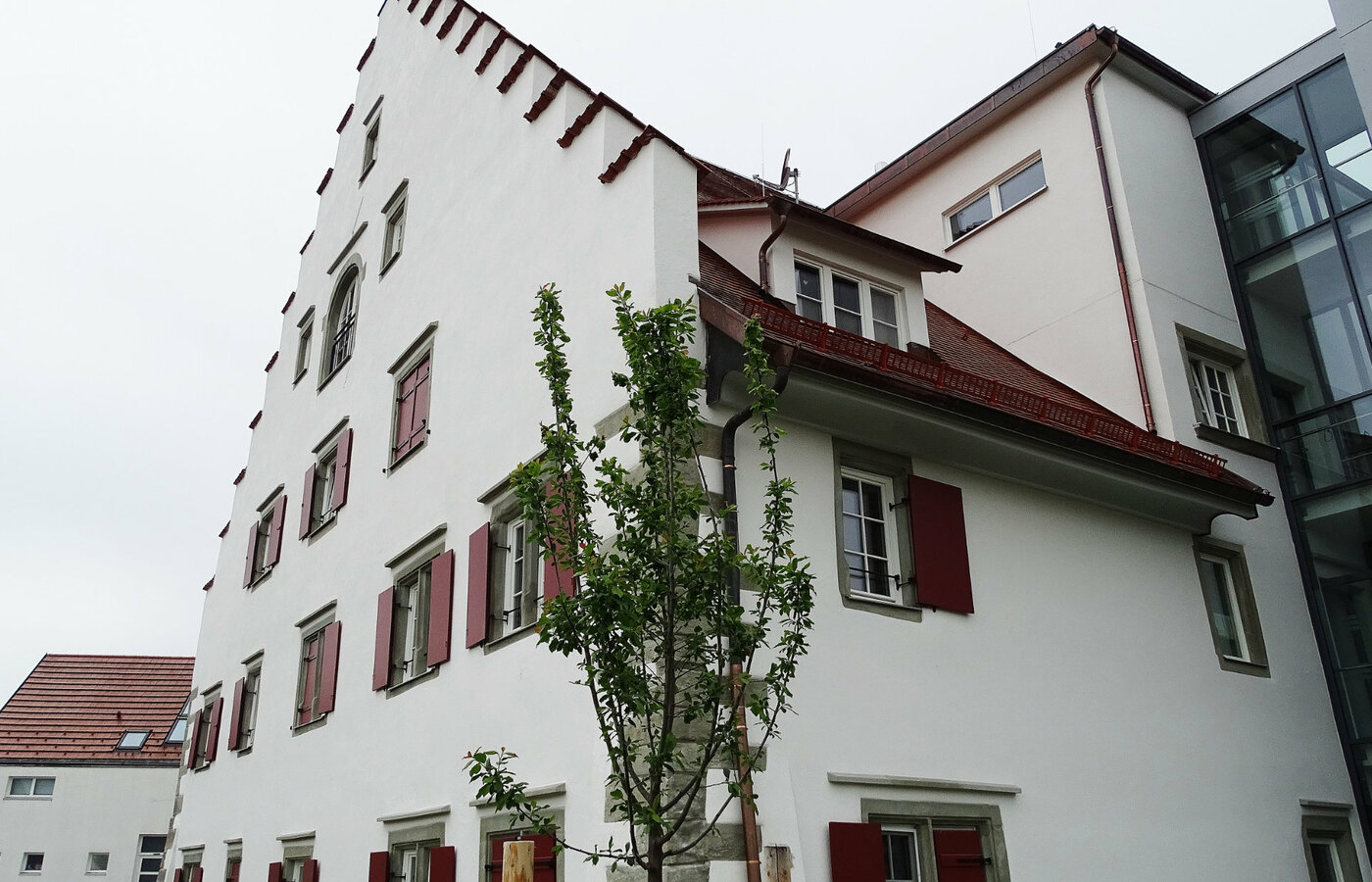 Die Fassade des Rainhaus mit Fenstern