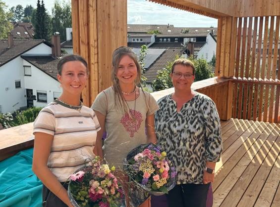 Marla Schöndorfer und Sophia Specht mit Lebenshilfe-Geschäftsführerin Esther Hofmann (v.l.n.r.)